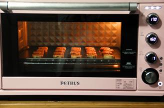 放入烤箱中下层，转上170，下160，烤18-20分钟.温度与时间需要根据自己烤箱微调。