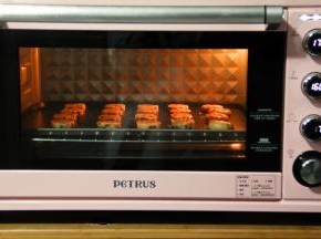 放入烤箱中下层，转上170，下160，烤18-20分钟.温度与时间需要根据自己烤箱微调。