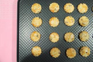 饼干色泽金黄，出炉。冷凉后密封保存即可。