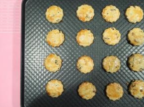 饼干色泽金黄，出炉。冷凉后密封保存即可。