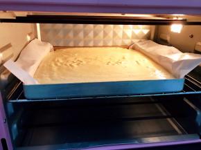 把做好的蛋糕糊倒入烤盘里
放入预热好的烤箱中层180度上下火烤20分钟左右