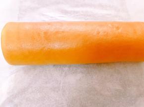 借助擀面杖卷起后包上油纸，放入冰箱冷藏定型30分钟