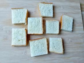 一片吐司切成四小块。