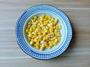 用刀把玉米对半开切，这样剥玉米非常方便。