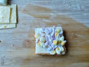 玉米、酸奶、培根拌一起，涂到吐司上，放2片芝士【一片芝士切4份】