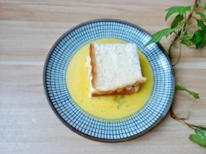 再盖上一层吐司片，四周蘸上鸡蛋液。