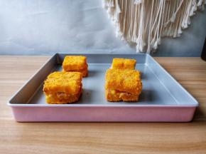 把那四份吐司放到不粘烤盘上。