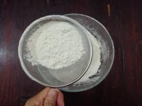 面粉、泡打粉和苏打粉混合后过筛一次