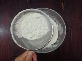 面粉、泡打粉和苏打粉混合后过筛一次