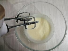 细砂糖、黄油和蛋液倒入打蛋盆里，用电动打蛋器打发一分钟时间