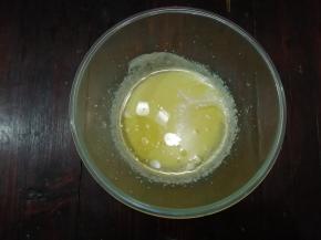 倒入玉米油，继续打发一分钟时间