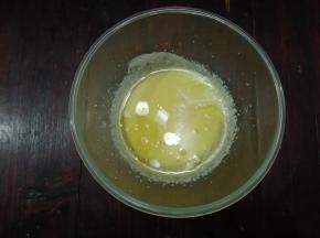 倒入玉米油，继续打发一分钟时间