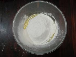 将混合并过筛好的粉类倒入