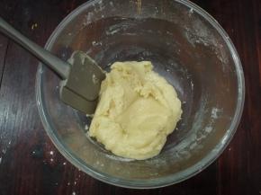 用刮刀把它们拌成团，如果你要加核桃碎的话，在这一步之前加入，再拌成团