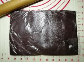 把豆沙馅装入小保鲜袋中，把保鲜袋折叠成20*14CM的长方形，用擀面棍把豆沙馅擀平，再放入冰箱冷