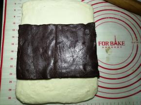 把冷冻后的面团擀成宽20CM，长度28CM的长方形，把冷藏过的豆沙馅放在面团中间位置