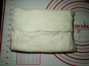 下面的面团往上折，把面团接缝处捏紧，两边也捏紧，不露出豆沙馅。