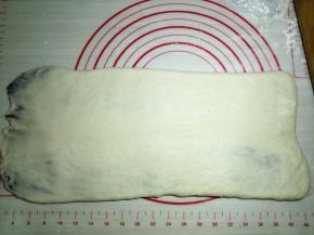接缝处朝上，面团擀成长40CM，下边压薄