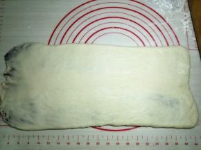 接缝处朝上，面团擀成长40CM，下边压薄