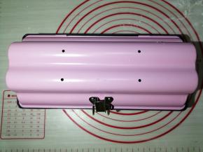 把面包胚放在花形模具中，盖上盖子（也可以用450克的吐司盒），放入东菱K40C烤箱内，35度发酵50分钟左右（在烤箱内放置一碗温热水，使烤箱内达到一定的湿度）。这个吐司盒上部有小孔，可以通过牙签判断发酵程序，发酵到7、8分满时取出