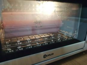 把烤箱预热13分钟，预热到175度，把模具放在烤架上（烤架放在最下面一层），烘烤35分钟，实际烘烤温度要根据自家烤箱脾气而定。