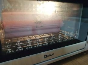 把烤箱预热13分钟，预热到175度，把模具放在烤架上（烤架放在最下面一层），烘烤35分钟，实际烘烤温度要根据自家烤箱脾气而定。
