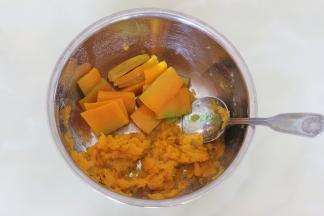 蒸熟的南瓜，用不锈钢的勺子捣碎，取80克南瓜泥加入酵母、100克面粉，拌均揉搓光滑的面团，盖上一块湿布，静放发酵。