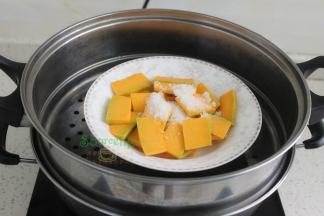 南瓜去皮，去瓢，去籽，切片，放白砂糖，隔水放入蒸锅，蒸熟。