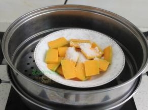 南瓜去皮，去瓢，去籽，切片，放白砂糖，隔水放入蒸锅，蒸熟。