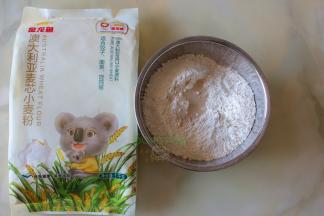 白面团的做法： 20克白砂糖加水煮沸，等白砂糖溶解之后，放凉，150克面粉加酵母拌均，倒入糖水拌均，揉至光滑的面团，盖上湿布，静放发酵。