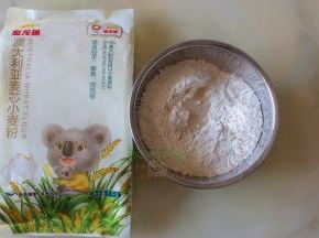 白面团的做法： 20克白砂糖加水煮沸，等白砂糖溶解之后，放凉，150克面粉加酵母拌均，倒入糖水拌均，揉至光滑的面团，盖上湿布，静放发酵。