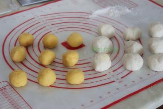 揉搓排气，分别分成9个小团。