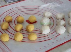 揉搓排气，分别分成9个小团。