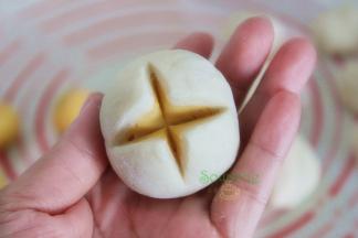 在面团的上方，用刀划二刀，能把南瓜面团露出来，发酵之后，像花儿一样美。