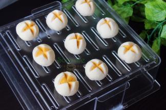 做好的馒头胚，均匀放入蒸盘上，盖上盖子，放10分钟，进行第二次发酵。