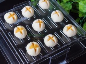 做好的馒头胚，均匀放入蒸盘上，盖上盖子，放10分钟，进行第二次发酵。
