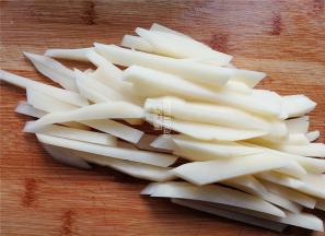 把土豆洗净去皮，切成手指的条状，粗粗的好吃，土豆条泡下水。