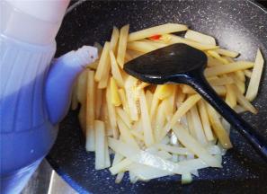 放入盐和生抽调味，再放入米醋和白砂糖翻炒下。