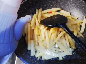 放入盐和生抽调味，再放入米醋和白砂糖翻炒下。