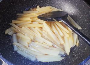 接着倒入少许清水，加盖子煮沸。