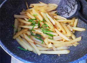 收汁后，放入葱花翻炒下就可以装盘起锅了。