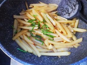 收汁后，放入葱花翻炒下就可以装盘起锅了。