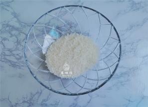 首先把白砂糖称量出来备用，不要用糖粉之类。