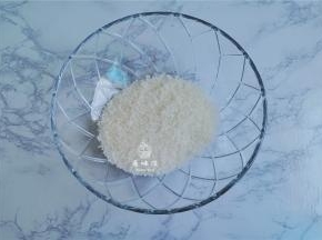 首先把白砂糖称量出来备用，不要用糖粉之类。