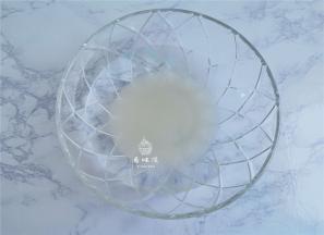 倒入400克温水在白砂糖的碗中，搅拌融化。