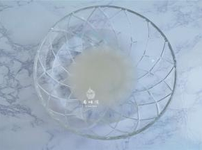 倒入400克温水在白砂糖的碗中，搅拌融化。