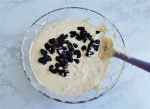 充分搅拌成面糊，无颗粒，无干粉，再放入葡萄干拌匀。