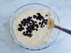 充分搅拌成面糊，无颗粒，无干粉，再放入葡萄干拌匀。