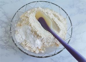 把小米粉和泡打粉筛入，融化好的糖水中。