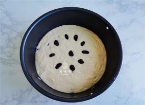 把巧釜电饭煲的甑子拿出来，铺入一张硅油纸接着把面糊倒入。